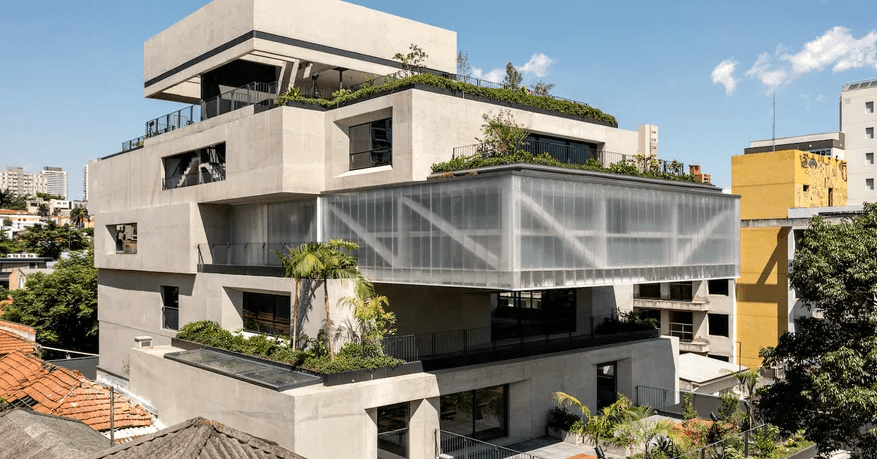 Jardins suspensos e blocos escalonados marcam prédio comercial em SP