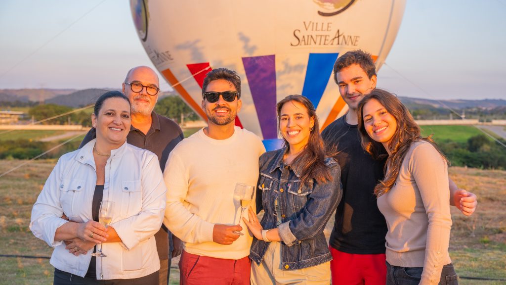 Voo panorâmico de balão é atração em Sousas